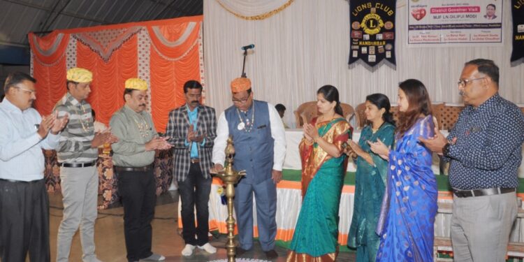 प्रांतपाल ला.दिलीप मोदी यांची लायन्स परिवाराच्या सेवा प्रकल्पास भेट