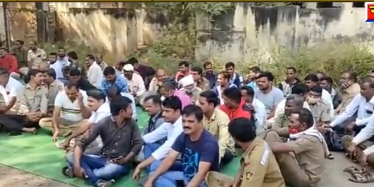 नंदुरबार एस. टी.आगारातील कामगारांचे पुन्हा काम बंद आंदोलन