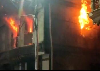 नंदुरबार शहरात दुमजली इमारतीला लागली आग, एकच उडाली धावपळ