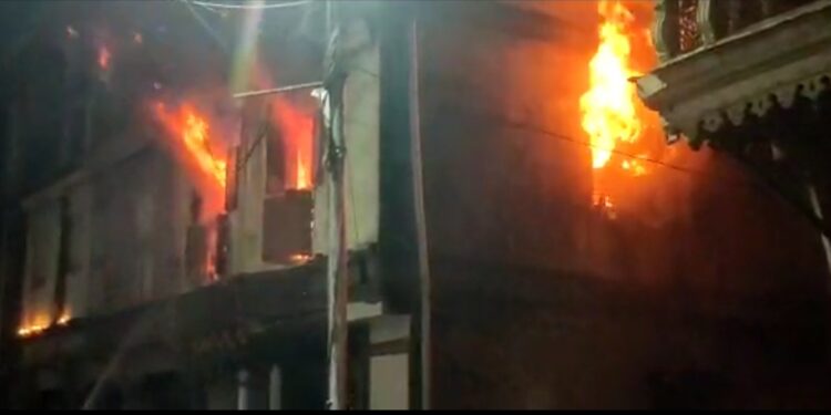 नंदुरबार शहरात दुमजली इमारतीला लागली आग, एकच उडाली धावपळ