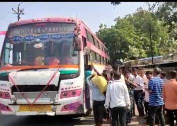 नंदुरबार जिल्ह्यात लालपरीची सेवा ठप्प, कर्मचार्‍यांच्या आंदोलनाचा प्रवाशांना बसला फटका