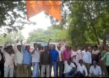 नंदुरबार जिल्ह्यात लालपरीची सेवा ठप्प, कर्मचार्‍यांच्या आंदोलनाचा प्रवाशांना बसला फटका