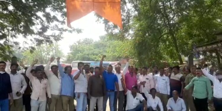 नंदुरबार जिल्ह्यात लालपरीची सेवा ठप्प, कर्मचार्‍यांच्या आंदोलनाचा प्रवाशांना बसला फटका