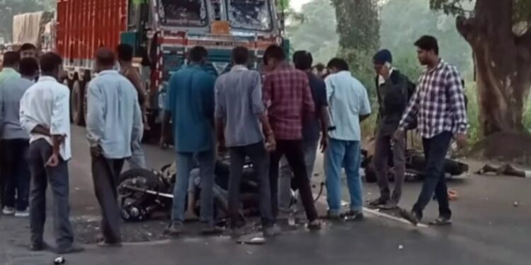 मोदलपाडा ते मेंढवड फाट्या दरम्यान दोन दुचाकींचा समोरा समोर धडक, दोन युवक ठार तर दोन जण गंभीर जखमी