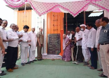 पतीच्या स्मरणार्थ आजींनी  समाजासाठी दिली २५ लाख रुपयांची देणगी