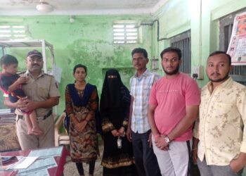 संवेदनशिल मनाचा परिचय देत नंदुरबार शहर पोलीस ठाण्याच्या कर्मचार्‍यांनी अवघ्या दिड तासाच्या आत हरवलेल्या बालकाला दिले आईच्या ताब्यात, दोन युवकांचेही मानले आभार