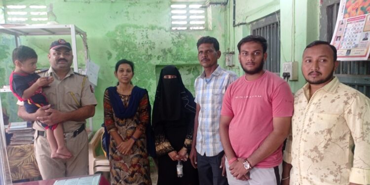 संवेदनशिल मनाचा परिचय देत नंदुरबार शहर पोलीस ठाण्याच्या कर्मचार्‍यांनी अवघ्या दिड तासाच्या आत हरवलेल्या बालकाला दिले आईच्या ताब्यात, दोन युवकांचेही मानले आभार