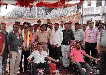 अक्कलकुवा आगारातील आंदोलनकर्त्या कर्मचाऱ्यांनी केले रक्तदान