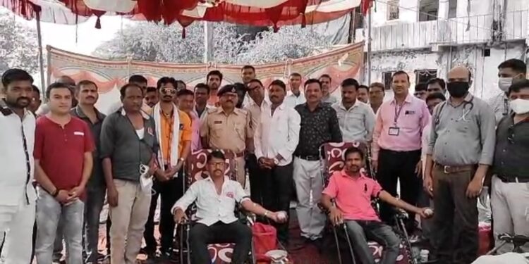 अक्कलकुवा आगारातील आंदोलनकर्त्या कर्मचाऱ्यांनी केले रक्तदान