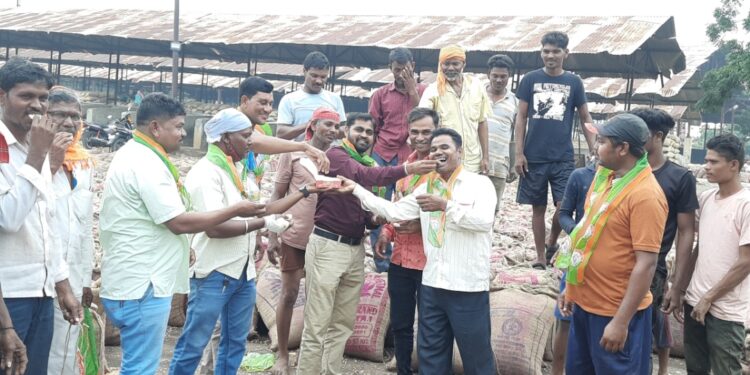 भारतीय किसान सेनेने हमाल बांधवांना पेढे भरवून केला जल्लोष