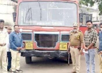 शहादा आगारातून धडगावसाठी पोलीस बंदोबस्तात पाच प्रवाशांसह पहिली बस रवाना झाली आणि  काकडदा जवळ बस अचानक थांबली