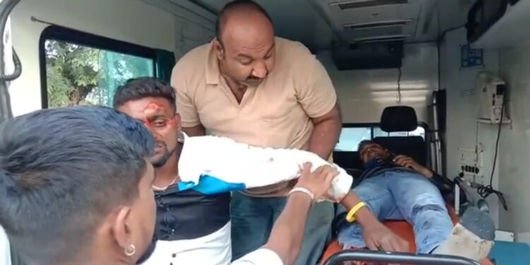 नवापूर – नंदुरबार रस्त्यावर दोन दुचाकींची समोरासमोर धडक, भीषण अपघातात तीन युवक गंभीर जखमी