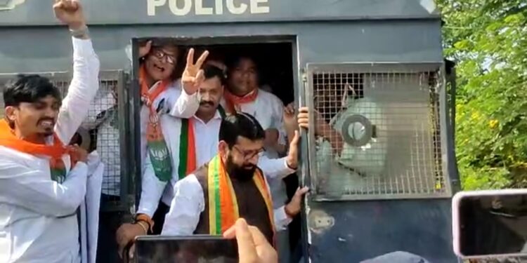 पोलिसांनी भाजपा जिल्हाध्यक्ष विजय चौधरी सह आमदार राजेश पाडवींना घेतले ताब्यात