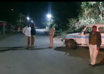 अज्ञाताने युवकावर झाडल्या  गोळ्या,युवक जखमी, घटनास्थळी पोलिसांचा मोठा फौजफाटा तैनात