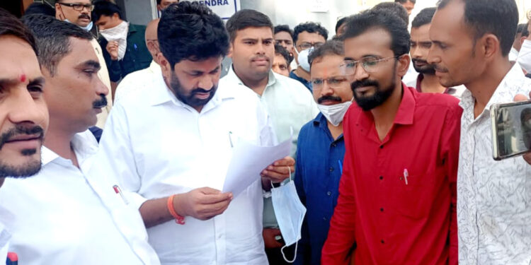 ठेलारी समाजातर्फे विविध समस्यांचे राज्यमंत्री बच्चू कडू यांना निवेदन