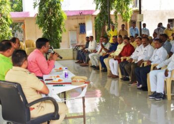 सेवानिवृत्त पोलीस अमंलदांसोबत जिल्हा पोलीस अधीक्षक  पी . आर . पाटील यांनी साजरी केली दिवाळी