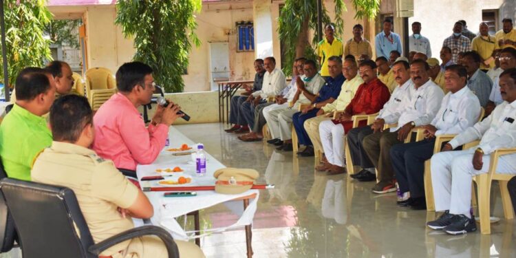 सेवानिवृत्त पोलीस अमंलदांसोबत जिल्हा पोलीस अधीक्षक पी . आर . पाटील यांनी साजरी केली दिवाळी