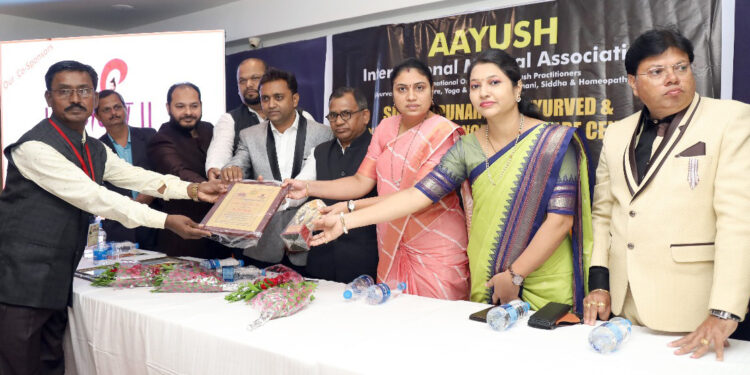 डॉ.बाळू बडगुजर यांना खान्देश गौरव अवॉर्ड,  ग्रामीण भागातील रुग्णसेवेची दखल