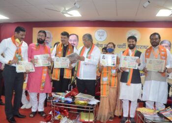 भाजपा जिल्हाध्यक्ष विजय चौधरी यांनी केलेल्या कार्याचा कार्य अहवाल पुस्तिकचे मान्यवरांच्या हस्ते प्रकाशन