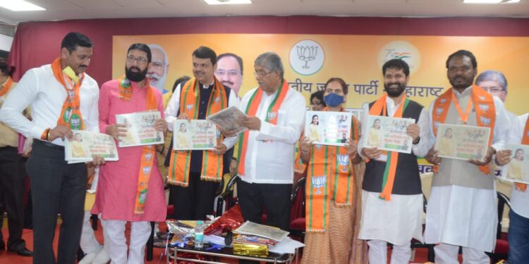 भाजपा जिल्हाध्यक्ष विजय चौधरी यांनी केलेल्या कार्याचा कार्य अहवाल पुस्तिकचे मान्यवरांच्या हस्ते प्रकाशन