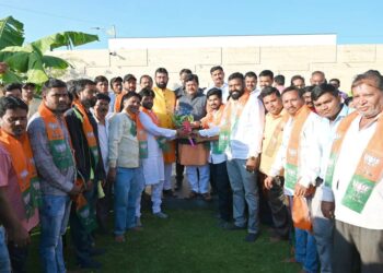 युवासेनेचे माजी जिल्हाधिकारीसह शेकडो शिवसैनिकांचा भाजपात प्रवेश