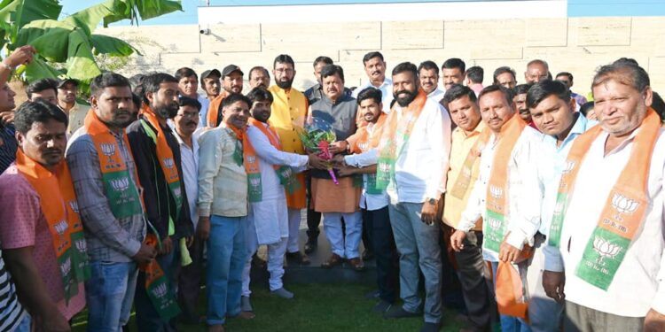युवासेनेचे माजी जिल्हाधिकारीसह शेकडो शिवसैनिकांचा भाजपात प्रवेश