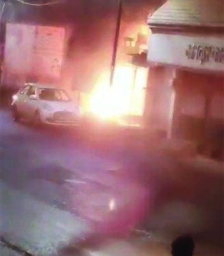 नंदुरबार येथे आमदार कार्यालयाजवळ ट्रान्सफॉर्मर जळून खाक