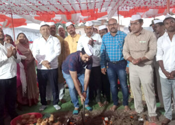 होळतर्फे हवेली येथे महादेव-हनुमान मंदिराचे ॲड.राम रघुवंशी यांच्या हस्ते भुमीपूजन