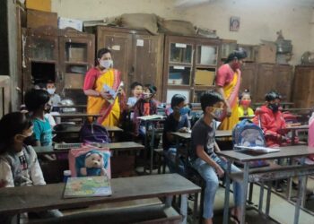 पावणे दोन वर्षापासून घरात ऑनलाईन शिक्षण घेणाऱ्या विद्यार्थ्यांनी आज प्रत्यक्ष शाळेत घेतले शिक्षण