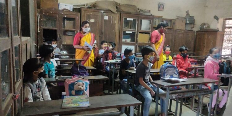 पावणे दोन वर्षापासून घरात ऑनलाईन शिक्षण घेणाऱ्या विद्यार्थ्यांनी आज प्रत्यक्ष शाळेत घेतले शिक्षण