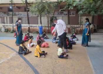 पावणे दोन वर्षापासून घरात ऑनलाईन शिक्षण घेणाऱ्या विद्यार्थ्यांनी आज प्रत्यक्ष शाळेत घेतले शिक्षण