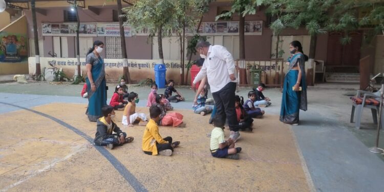 पावणे दोन वर्षापासून घरात ऑनलाईन शिक्षण घेणाऱ्या विद्यार्थ्यांनी आज प्रत्यक्ष शाळेत घेतले शिक्षण