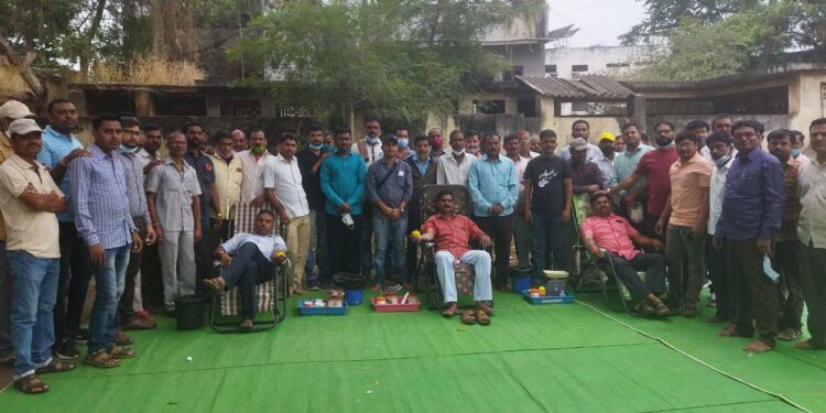 नंदुरबारात एसटीच्या 53 संपकरी कर्मचाऱ्यांचे रक्तदान