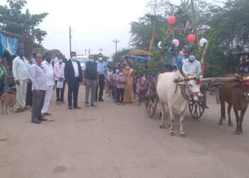 खोडसगाव येथे शाळेत बैलगाडीतून वाजतगाजत विद्यार्थ्याची काढण्यात आली मिरवणूक