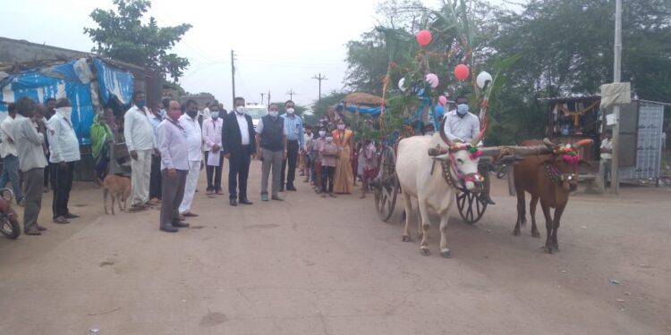 खोडसगाव येथे शाळेत बैलगाडीतून वाजतगाजत विद्यार्थ्याची काढण्यात आली मिरवणूक