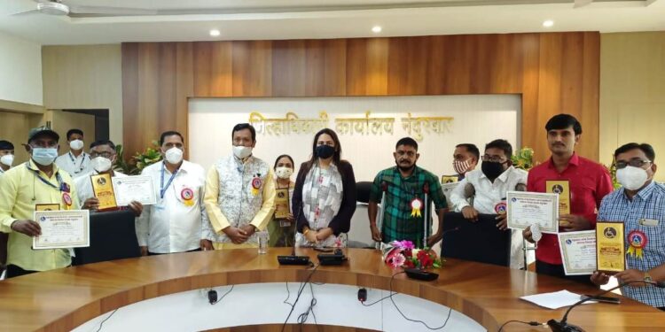 जागतिक दिव्यांग दिनानिमित्त गुणवंत कर्मचाऱ्याचा सत्कार