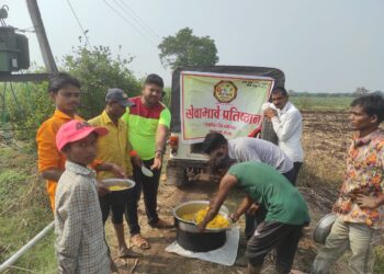 सेवाभावे प्रतिष्ठानचा उपक्रम ६०० ऊसतोड कामगारांना जेवन देऊन दिले माणुसकीचे दर्शन