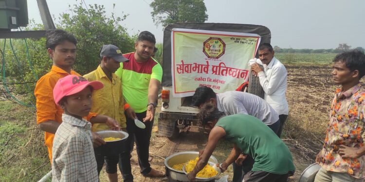 सेवाभावे प्रतिष्ठानचा उपक्रम ६०० ऊसतोड कामगारांना जेवन देऊन दिले माणुसकीचे दर्शन