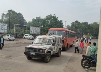 नंदूरबार आगारातून 25 दिवसानंतर पोलीस बंदोबस्तात पहिली बस धुळ्यासाठी रवाना