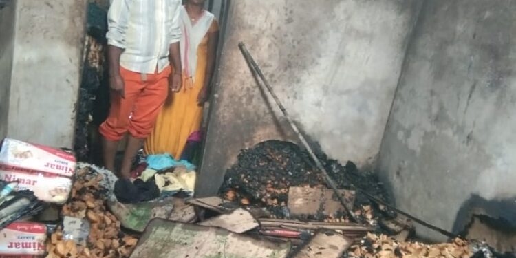 विसरवाडीत येथे घराला आग लागुन  लाखोंचे साहित्य जळून खाक