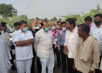 पालकमंत्री ॲड. पाडवी यांच्याकडून मांजरेच्या मेंढपाळ बांधवांचे सांत्वन