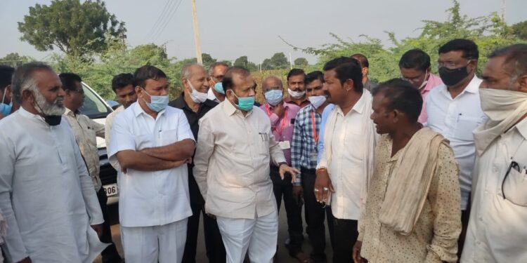 पालकमंत्री ॲड. पाडवी यांच्याकडून मांजरेच्या मेंढपाळ बांधवांचे सांत्वन