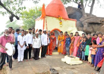 मानकरीच्या हस्ते काशिनाथ बाबा मंदिरावर ध्वजारोहण