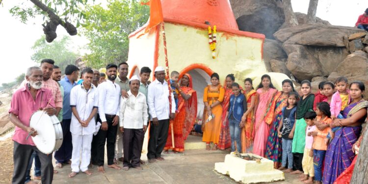 मानकरीच्या हस्ते काशिनाथ बाबा मंदिरावर ध्वजारोहण
