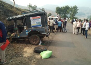 खर्डा ते खटवळा रस्त्यावर जीपगाडीचा ब्रेक फेल होऊन गंभीर अपघात, १३ प्रवासी गंभीर जखमी