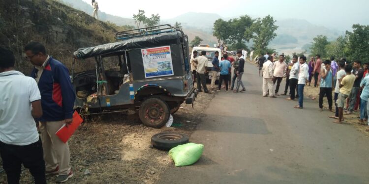खर्डा ते खटवळा रस्त्यावर जीपगाडीचा ब्रेक फेल होऊन गंभीर अपघात, १३ प्रवासी गंभीर जखमी