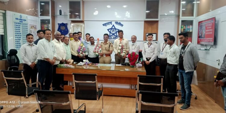 घरफोडीचे गुन्हे उघडकिस आणल्याबद्दल नागरीकांनी केला पोलीस अधीक्षकांसह पथकाचा सत्कार