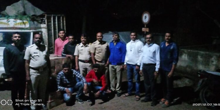 धडगाव येथे ११ लाख विदेशी दारुसह १९ लाखाचा मुद्देमाल जप्त, दोघांविरुद्ध गुन्हा दाखल