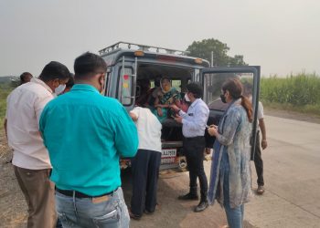 जिल्हाधिकारी मनीषा खत्री यांनी अचानक प्रवासी वाहनातील प्रवाशांची केली तपासणी, जिल्हाभर होणार तपासणी