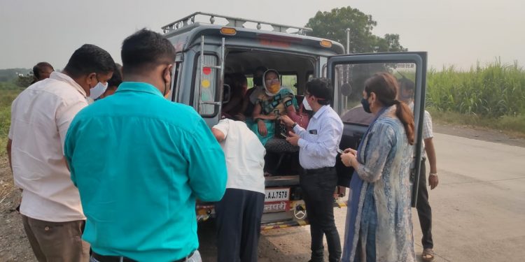 जिल्हाधिकारी मनीषा खत्री यांनी अचानक प्रवासी वाहनातील प्रवाशांची केली तपासणी, जिल्हाभर होणार तपासणी